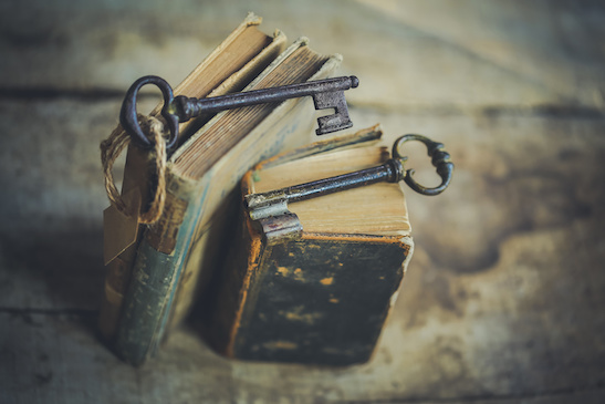 Alte Bücher mit Schlüssel